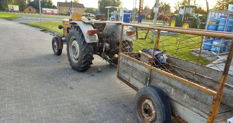 W takiej przyczepce pijany traktorzysta przewoził matkę z dziećmi /Policja