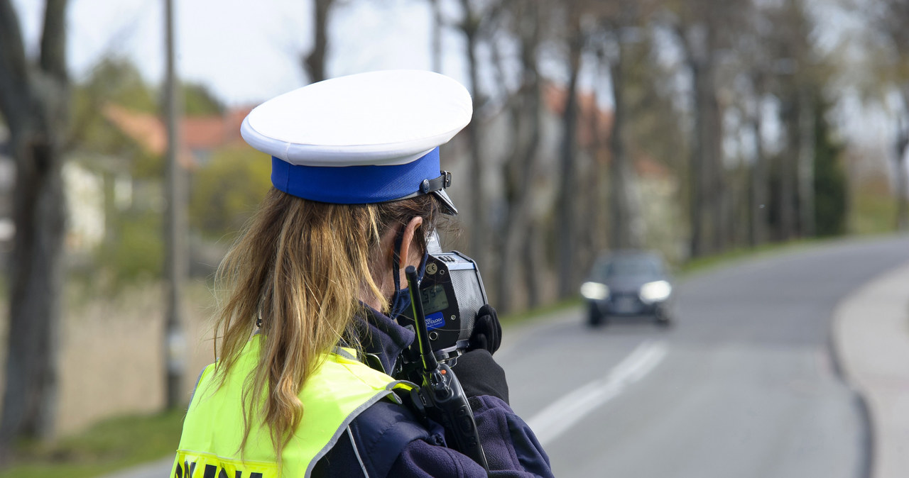 W takiej sytuacji problem błędnego pomiaru raczej nie wystąpi. Jednak w nieoznakowanych radiowozach pomiar odbywa się na "na oko" /Stanisław Bielski /Reporter