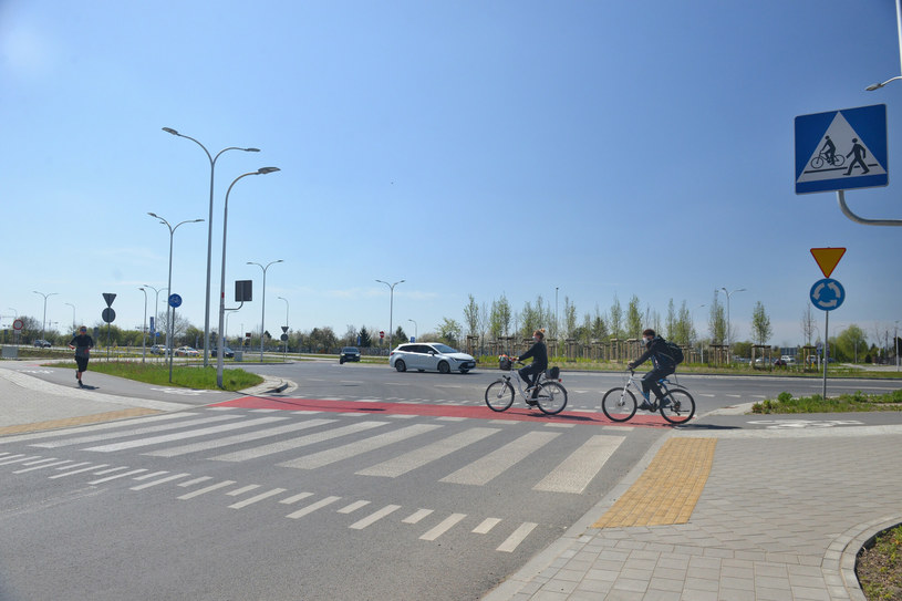 W takiej sytuacji rowerzyści mają pierwszeństwo, ponieważ poruszają wzdłuż ronda, a kierowca mija znak "ustąp pierwszeństwa przejazdu" /Przemysław Fiszer /East News
