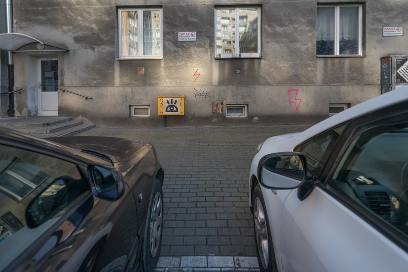 W takim przypadku parkowanie tyłem naraża mieszkańców na obecność spalin w domach /ARKADIUSZ ZIOLEK/East News /East News