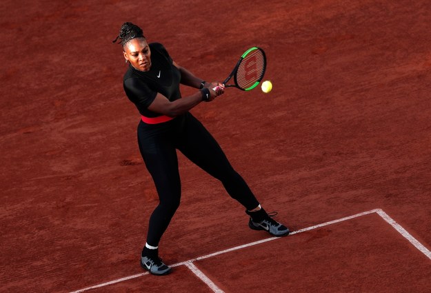 W takim stroju Serena Williams wystąpiła podczas tegorocznego French Open /IAN LANGSDON /PAP/EPA