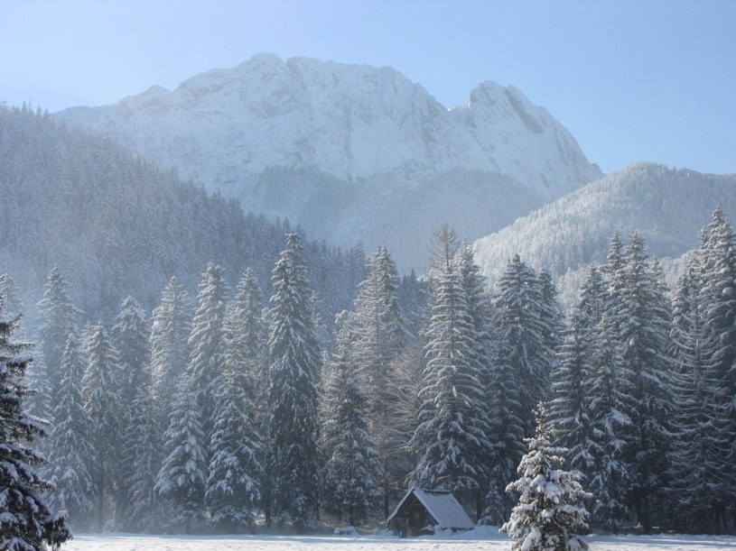 W Tatrach ma mocno sypnąć śniegiem /AFP