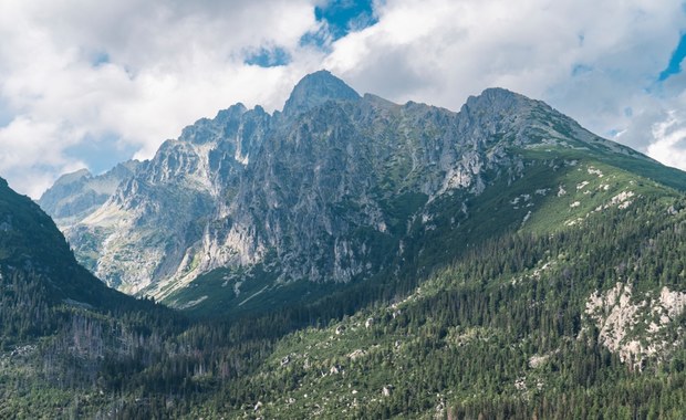 W Tatrach piękna pogoda, ale szlaki są oblodzone 