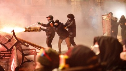 ​W Tbilisi trwa "rewolucja fajerwerków". Zdewastowana siedziba Gruzińskiego Marzenia