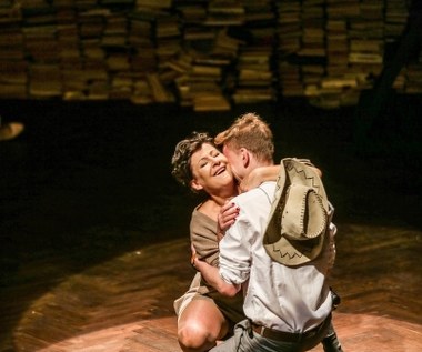 - W teatrze jestem bardzo długo, mam na swoim koncie ponad 80 ról. To pokolenia widzów. Ich serdeczność jest dla mnie wyjątkowa i trwa od 30 lat. Mówiąc nieskromnie, chyba na to w ich oczach zapracowałam - Kolak mówiła niedawno w rozmowie z Polską Agencja Prasową.

Rok temu została laureatką Nagrody im. Aleksandra Zelwerowicza za najlepszą kreację aktorską w sezonie za rolę Marthy w "Kto się boi Virginii Woolf?" Edwarda Albeego w reżyserii Grzegorza Wiśniewskiego w Teatrze Wybrzeże w Gdańsku (na zdjęciu).