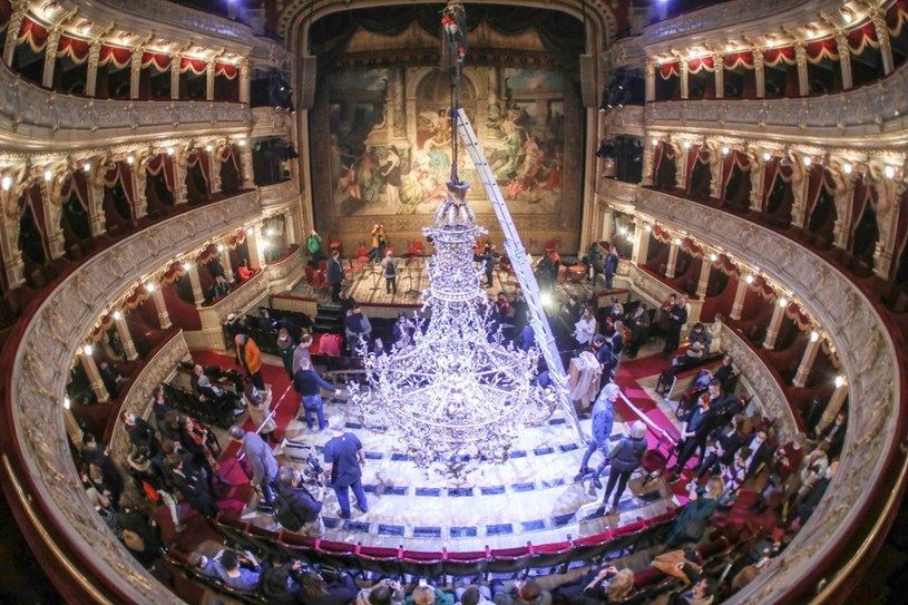 W Teatrze Słowackiego dzieje się raz na 2-3 lata. Opuszczanie 800-kilogramowego żyrandola to prawdziwe widowisko /Jan Graczynski/East News /East News