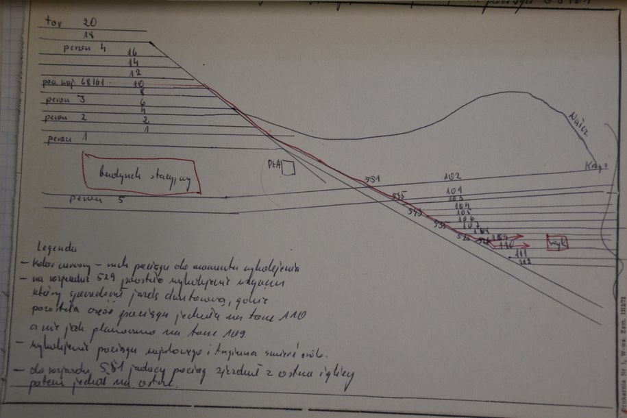 W teczce z dokumentacją całej operacji, oprócz raportów tajnych współpracowników, znalazły się też szkice czy notatki pochodzące z kolei /Mateusz Chłystun /RMF FM