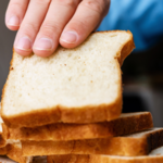 W tej chorobie zwykły chleb może poważnie zaszkodzić. Fakty i mity o celiakii i glutenie