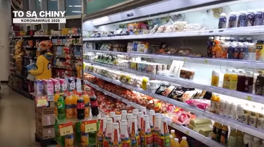 W tej chwili w sklepach nie brakuje produktów /Kadr z filmu Wykryto u nas koronowirusa /