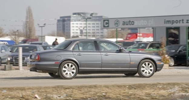 W tej generacji XJ-a pojawił się silnik Diesla. Ma nienaganną kulturę pracy. /Motor