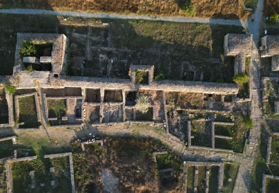 W tej samej warstwie archeologicznej natrafiono także na fragmenty dróg, systemy wodociągowe oraz pozostałości pieca. /Muzeum Narodowe Historii Rumunii /Materiały prasowe