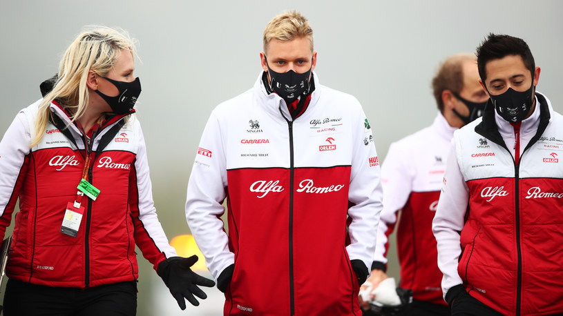 W ten weekend Schumacher (w środku) będzie testował bolid... Alfy Romeo. Zastąpi tym samym Kubicę /Getty Images