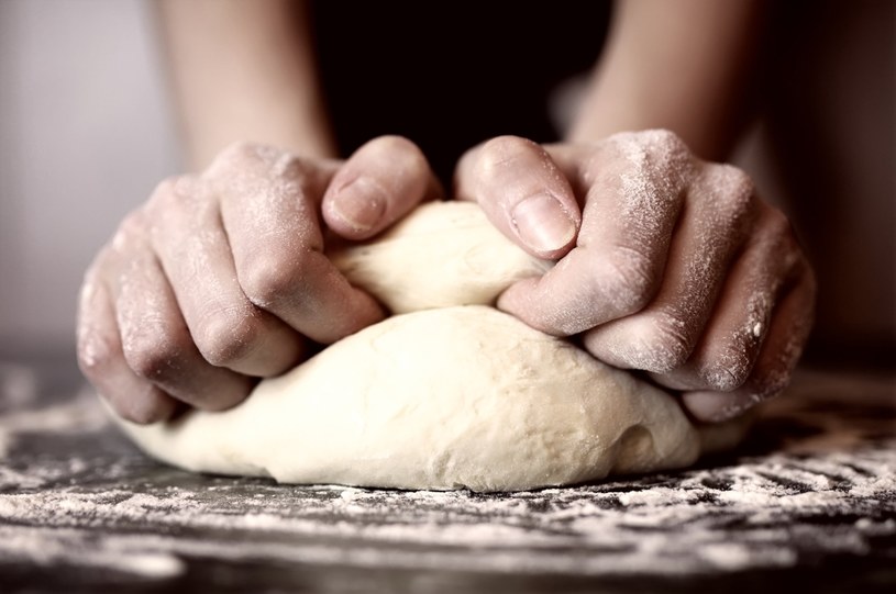 W testowanych ciastach na pizzę znaleziono m.in. śladowe ilości bakterii E. Coli /123RF/PICSEL