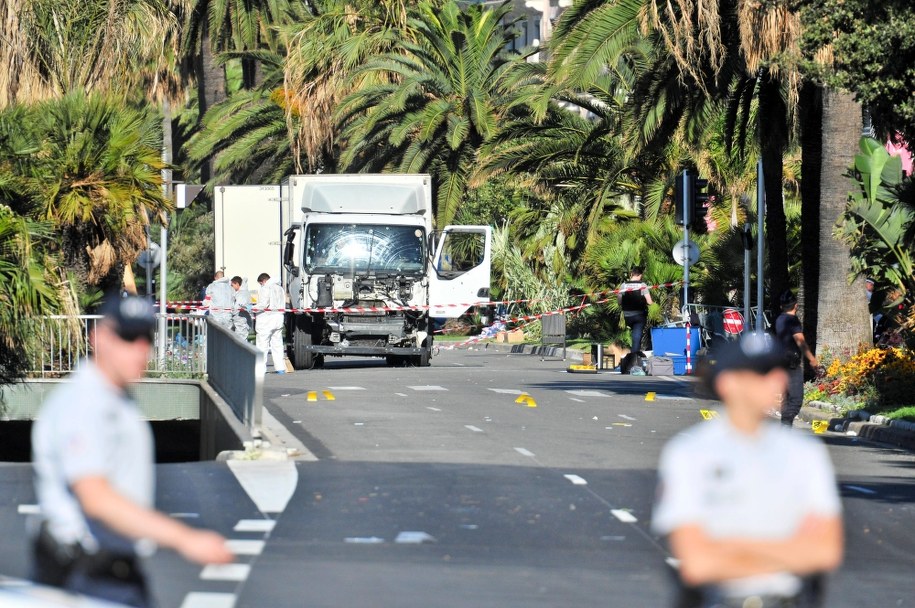 W tle ciężarówka, którą jechał terrorysta /Norbert Scanella /PAP/EPA