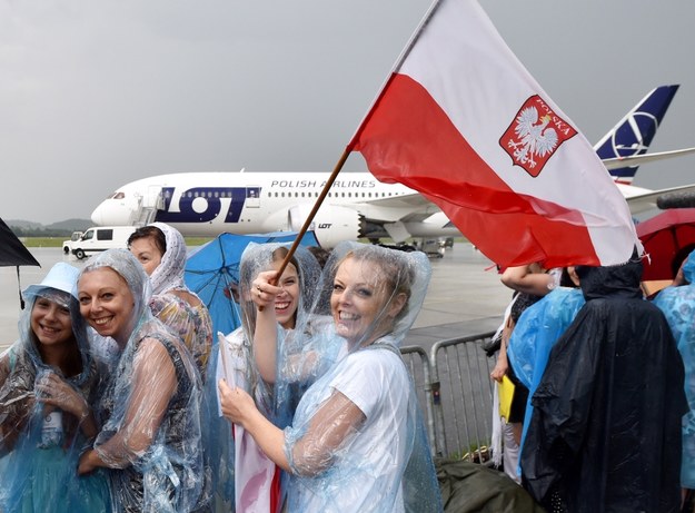 W tle pasażerski Boeing 787 Dreamliner linii PLL LOT /Radek Pietruszka /PAP