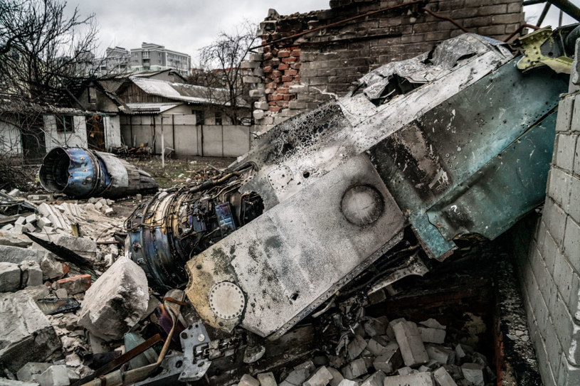 W tle rosyjski myśliwiec Su-34 zastrzelony przez ukraińską obronę przeciwlotniczą nad Czernichowem /AGF / Contributor /Getty Images