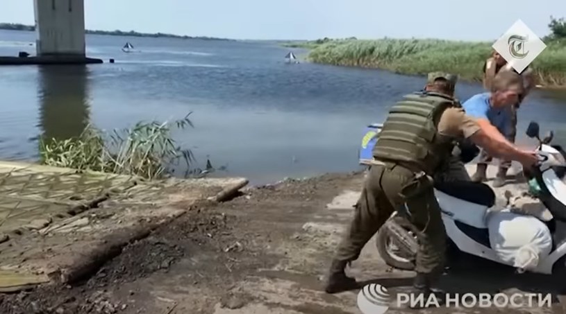 W tle widać piramidalne reflektory radarowe /Zrzut ekranu/ Russians build river pontoon after Ukraine shelling of strategic bridge in Kherson/The Telegraph /YouTube