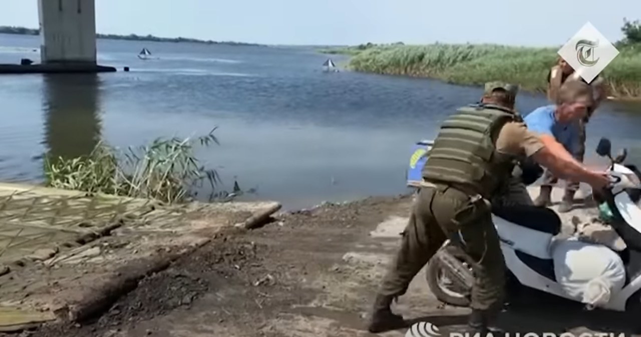 W tle widać piramidalne reflektory radarowe /Zrzut ekranu/ Russians build river pontoon after Ukraine shelling of strategic bridge in Kherson/The Telegraph /YouTube