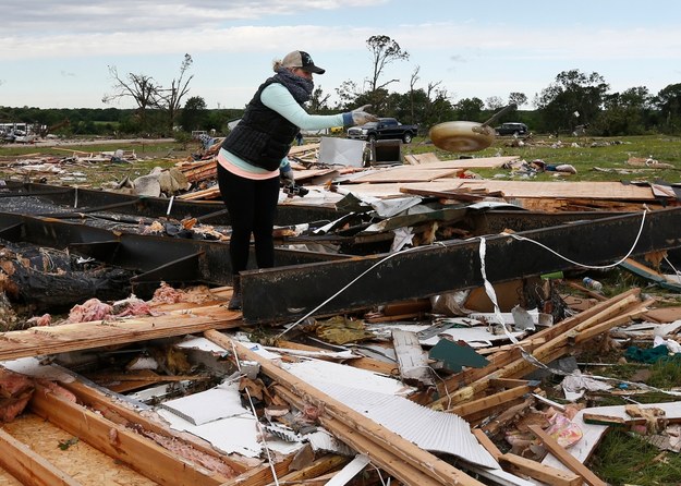 W tornadach i  powodziach zginęło 11 osób /LARRY W. SMITH /PAP