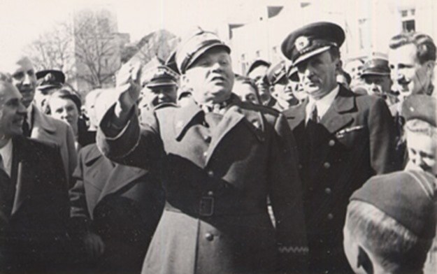 W towarzystwie komandora Wlodzimierza Steyera w Świnoujściu, 1946. /Archiwum Tomasza Basarabowicza