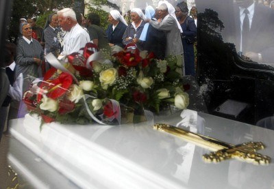 W tradycji katolickiej zmarli są składani w ziemi... /AFP