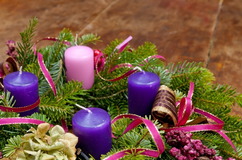 W tradycyjne wieńcu adwentowym trzy świecie powinny mieć fioletowy kolor a jedna różowy /123RF/PICSEL