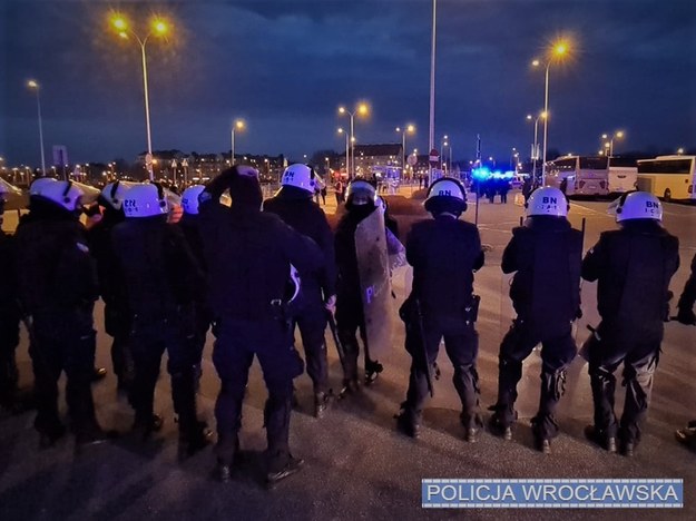 W trakcie działań w rejonie Stadionu Miejskiego wylegitymowano ponad 360 osób, nałożono 67 mandatów karnych /Policja