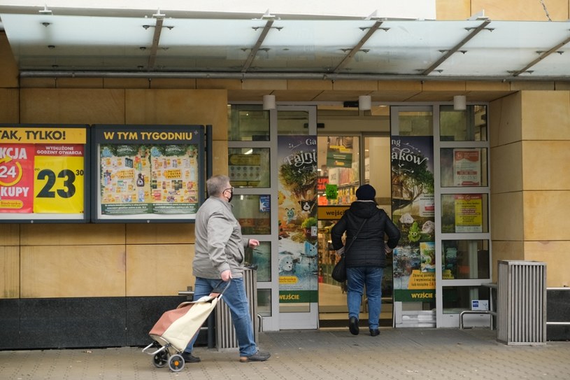W trakcie godzin dla seniorów sprzedaż w sklepach spożywczych drastycznie spada /Mateusz Grochocki /East News