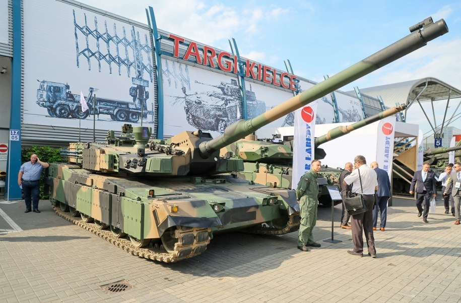 W trakcie Międzynarodowego Salonu Przemysłu Obronnego (MSPO) w Kielcach aktywiści oblali płynem stanowisko izraelskich firm /Adam Burakowski /East News