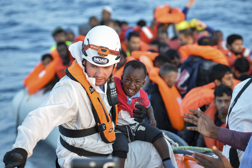 W trakcie operacji Sophia uratowano na pełnym morzu ponad 33 tys. imigrantów /ANDREAS SOLARO /AFP