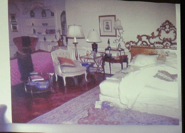 W trakcie procesu zaprezentowano zdjęci sypialni, w której zmarł Jackson - fot. Pool /Getty Images/Flash Press Media