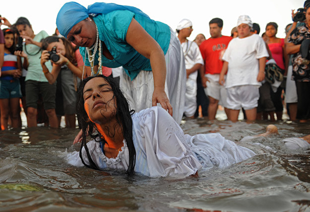 W trakcie rytuału zwanego "Iemanja", odprawianego przez wyznawców Umbandy, Urugwaj /AFP