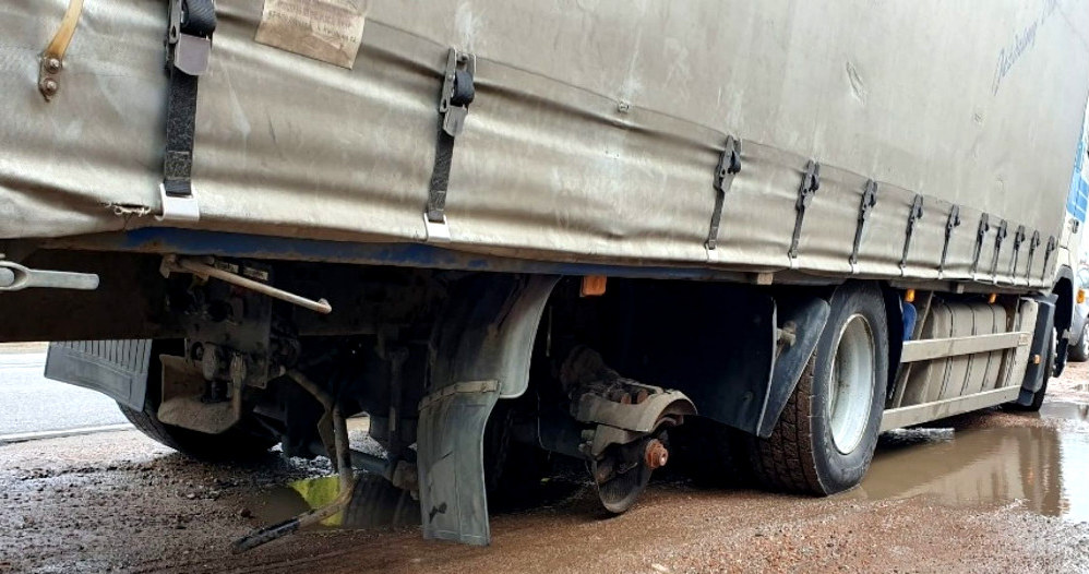 W trakcie transportu 10 ton desek od ciężarowego Volvo odpadło jedno z kół. Pomimo tego kierowca kontynuował jazdę /Policja /Informacja prasowa