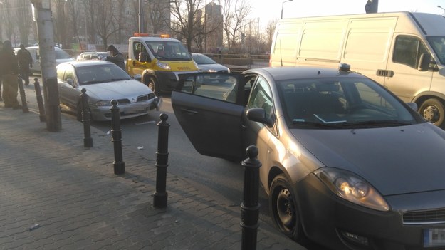 W trakcie ucieczki ulicami stolicy ścigani uszkodzili kilka samochodów, a tuż przed pl. Zawiszy rozbili i porzucili własne auto: srebrne mitsubishi na drugim planie /Przemysław Mzyk /RMF MAXX
