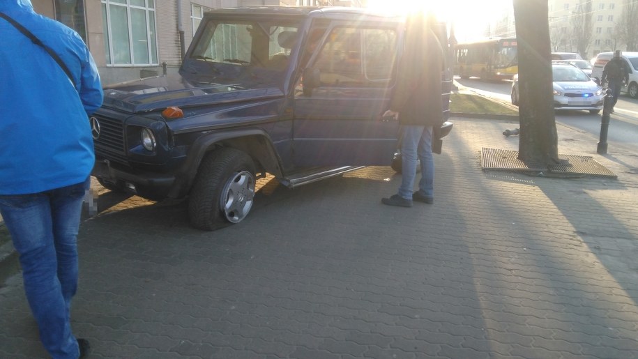 W trakcie ucieczki ulicami stolicy ścigani uszkodzili kilka samochodów /Przemysław Mzyk /RMF MAXX