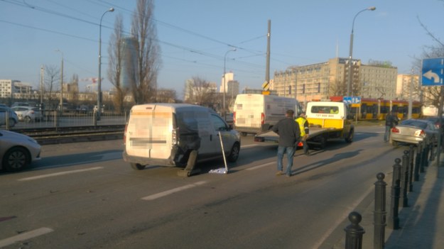 W trakcie ucieczki ulicami stolicy ścigani uszkodzili kilka samochodów /Przemysław Mzyk /RMF MAXX