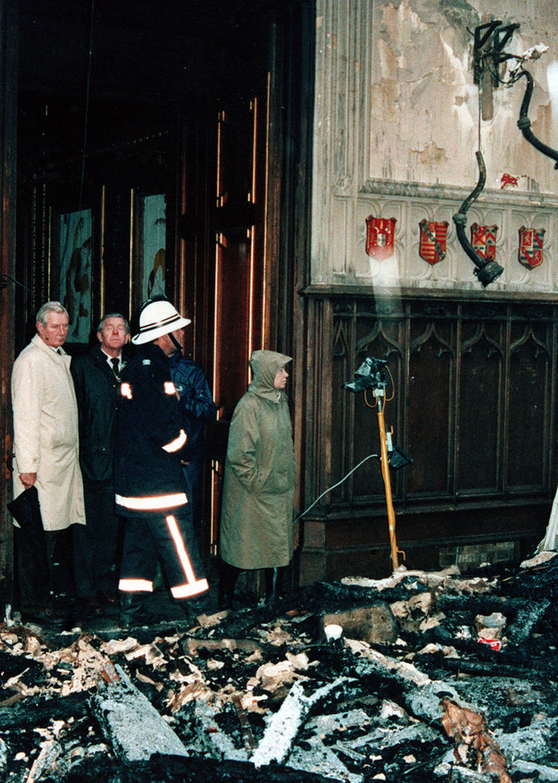 W trakcie wielogodzinnego pożaru zamku Windsor w 1992 roku jego pracownicy i mieszkańcy próbowali ratować dzieła sztuki. Ostatecznie zniszczonych zostało 115 pomieszczeń / 	TIM OCKENDEN    /PAP/EPA