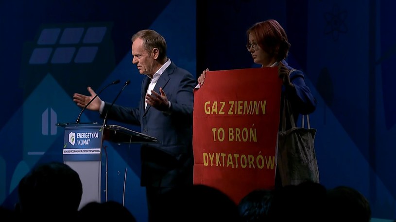 W trakcie wystąpienia Donalda Tuska na scenie pojawiła się aktywistka z transparentem /Polsat News