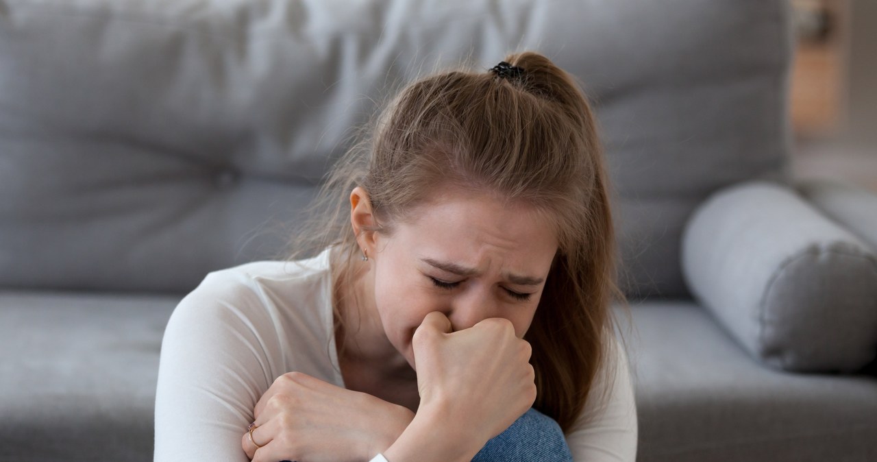 W trudnym czasie najlepiej odciąć się od informacji, któe dodatkowo nas zasmucają /123RF/PICSEL