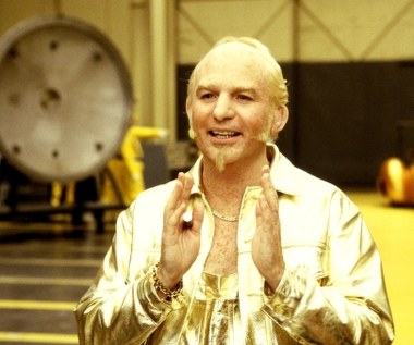 W trzecim filmie serii "Austin Powers i Złoty Człoenk" Myers znów zagrał Austina Powersa, Doktora Zło i Grubego Drania, a także najnowszego złoczyńcę w filmowym panteonie sław zła, Złotego Członka. Aktor nigdy nie był przeciwny graniu tak wielu różnych osobowości w jednym filmie, przyznał jednak, że jest to sporym wyzwaniem. "Dwie postacie gra się dwa razy tak trudno jak jedną, trzy dziesięć razy trudniej, a cztery chyba z pięćdziesiąt razy trudniej. Oczywiście, wszystkie te liczby podałem trochę z głowy" – żartował Myers.