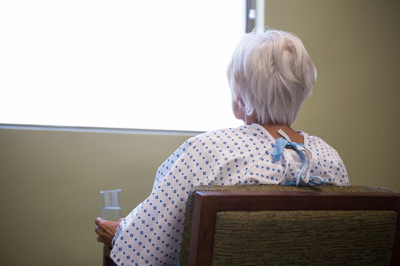 W trzecim stadium choroby Alzheimera pacjenci większość czasu spędzają w fotelu lub łóżku /123RF/PICSEL