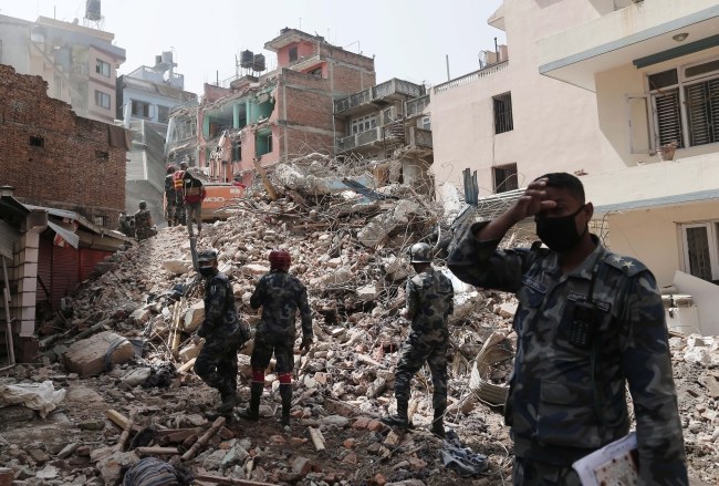W trzęsieniu ziemi w Nepalu zginęło ponad 6 tys. osób /SEDAT SUNA /PAP/EPA