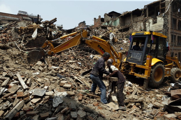 W trzęsieniu ziemi w Nepalu zginęło ponad 7,7 tys. osób /Mast Irham /PAP/EPA