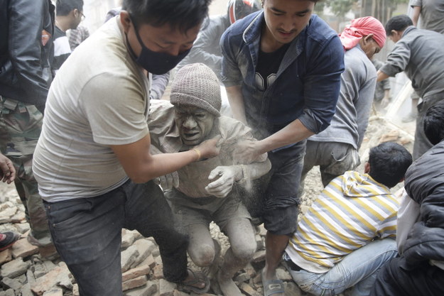 W trzęsieniu ziemi zginęło blisko 900 osób /Narendra Shrestha /PAP/EPA