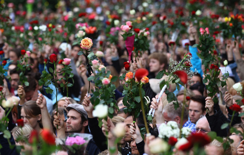 W trzy dni po zamachach na ulice Oslo wyszło 100 tys. ludzi. Uczestnicy demonstracji mieli w dłoniach róże - symbol norweskiej Partii Pracy /Getty Images