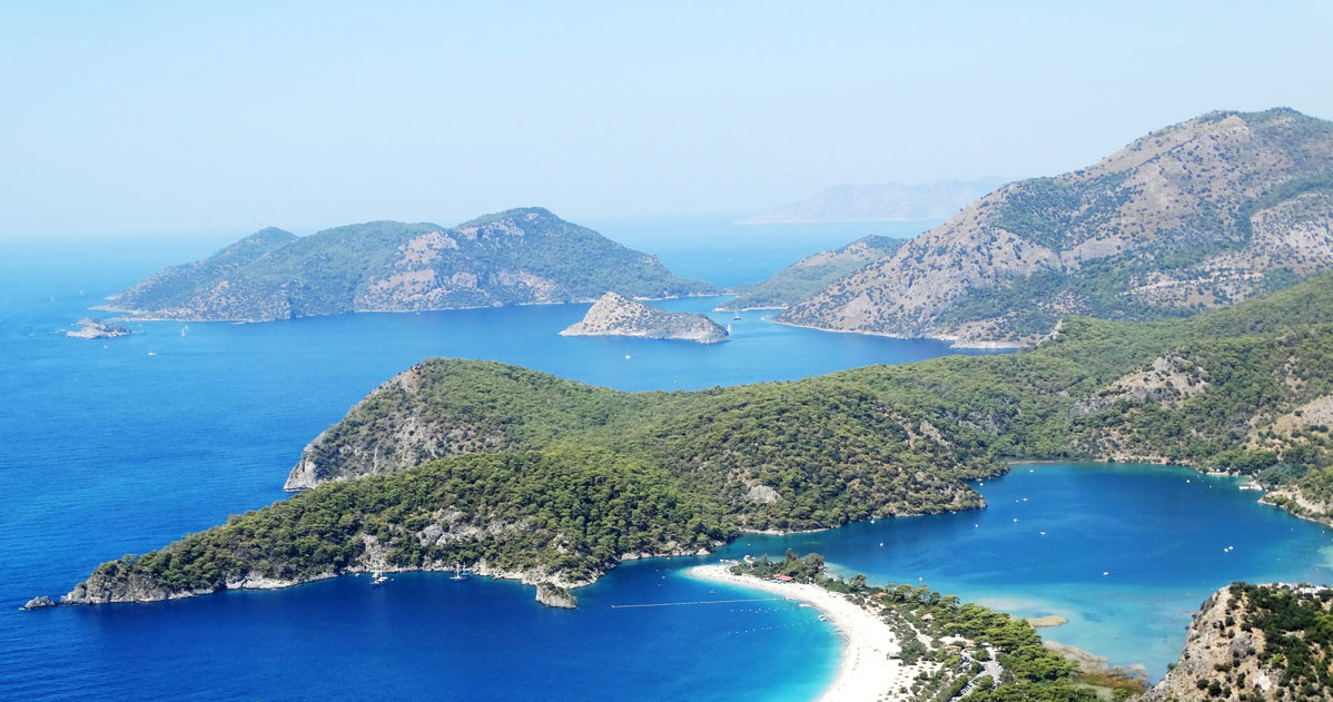 W Turcji pięknych miejsc nie brakuje. To panorama laguny Oludeniz z widokiem na morze /123RF/PICSEL