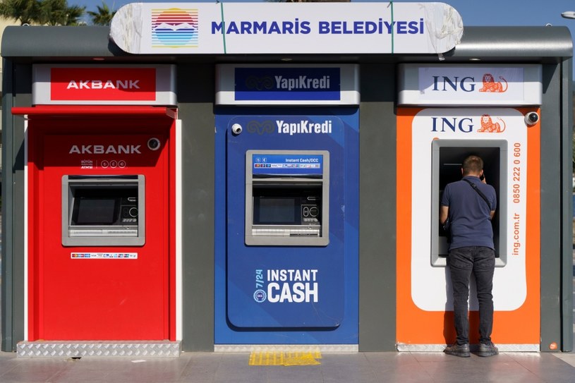 W Turcji policja zatrzymała poszukiwanego byłego szefa banku, gdy ten wypłacał pieniądze z bankomatu. Na zdj. bankomaty w Stambule. Zdj. ilustracyjne /123RF/PICSEL