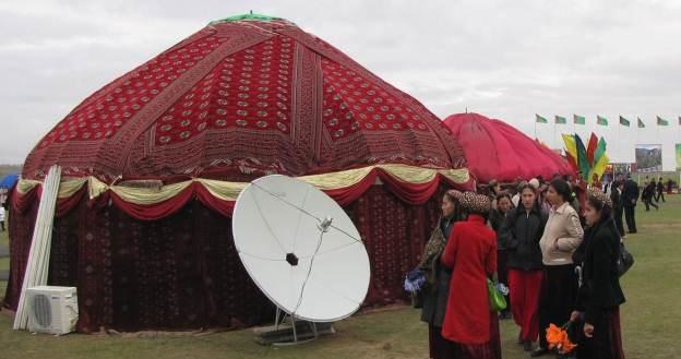 W Turkmenistanie anteny satelitarne stały się towarem zakazanym /AFP