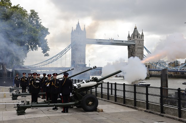W twierdzy Tower of London oraz w londyńskim Hyde Parku oddano 41 salw armatnich /Tolga Akmen /PAP/EPA