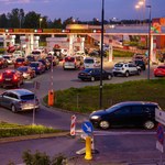 W tych dniach i miesiącach na stacjach paliw są tłumy. Znamy powód